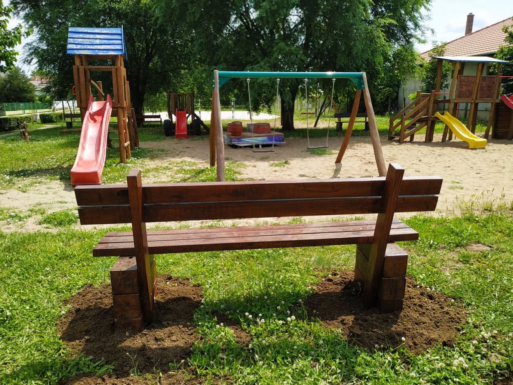 Nagykálló több pontjára új padokat helyeztek ki