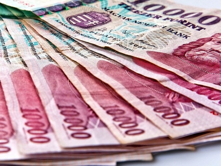 Vádemelés a kampánypénzek elcsalása miatt