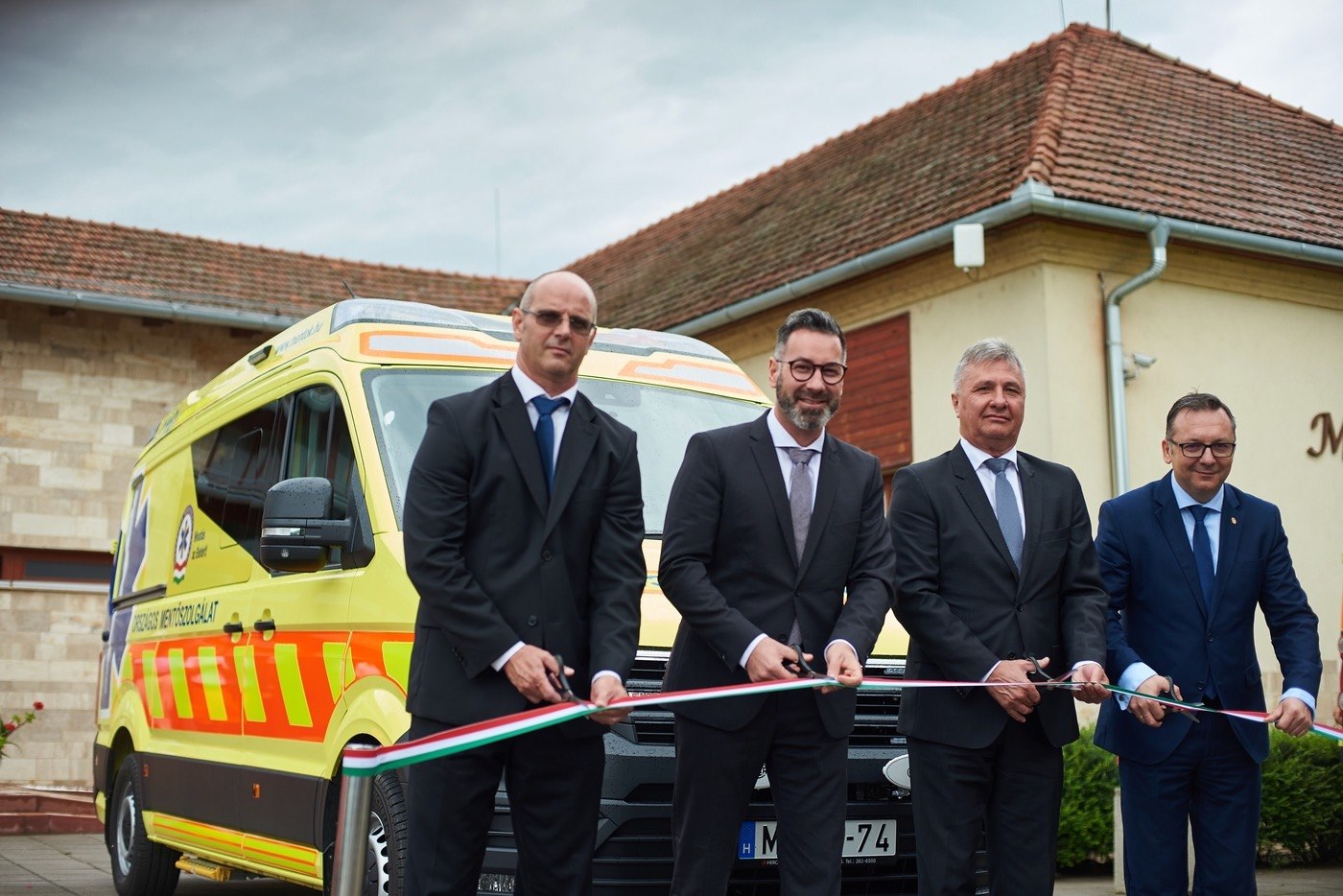  Új mentőautó állt szolgálatba Rakamazon