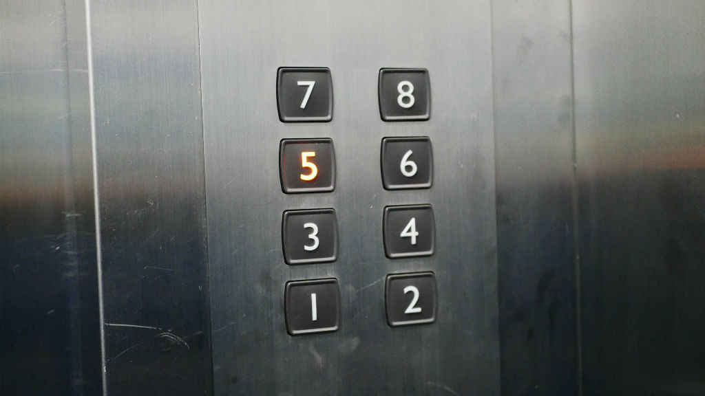 Liftben ragadt egy férfi kedden Nyíregyházán