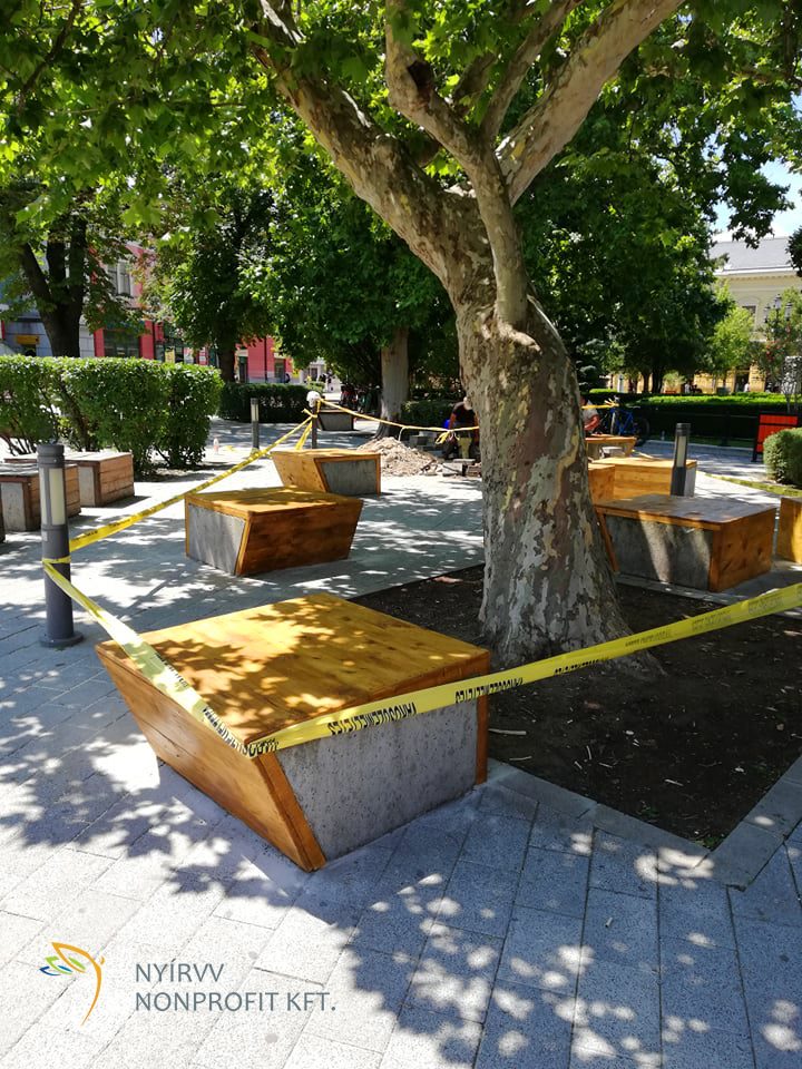 Megkezdték az ülőpadok deszkázatának felújítását a Kossuth téren