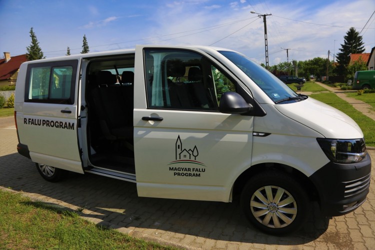 Új falubuszt kaptak a teremiek