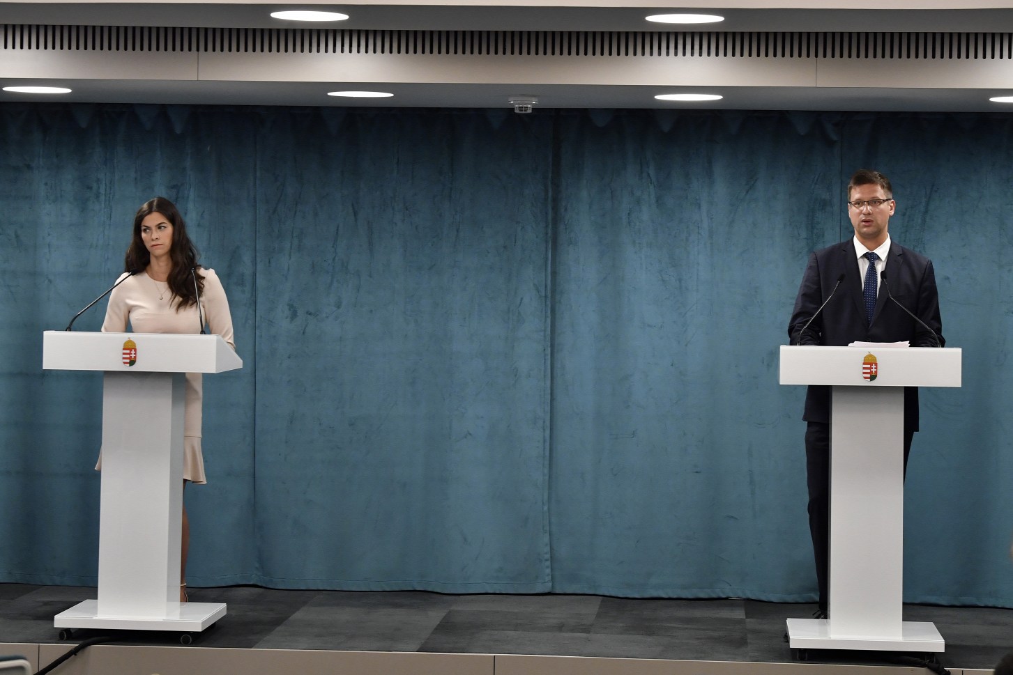 Maradnak a korlátozások - augusztus 15-e után sem lehet nagy rendezvényeket tartani