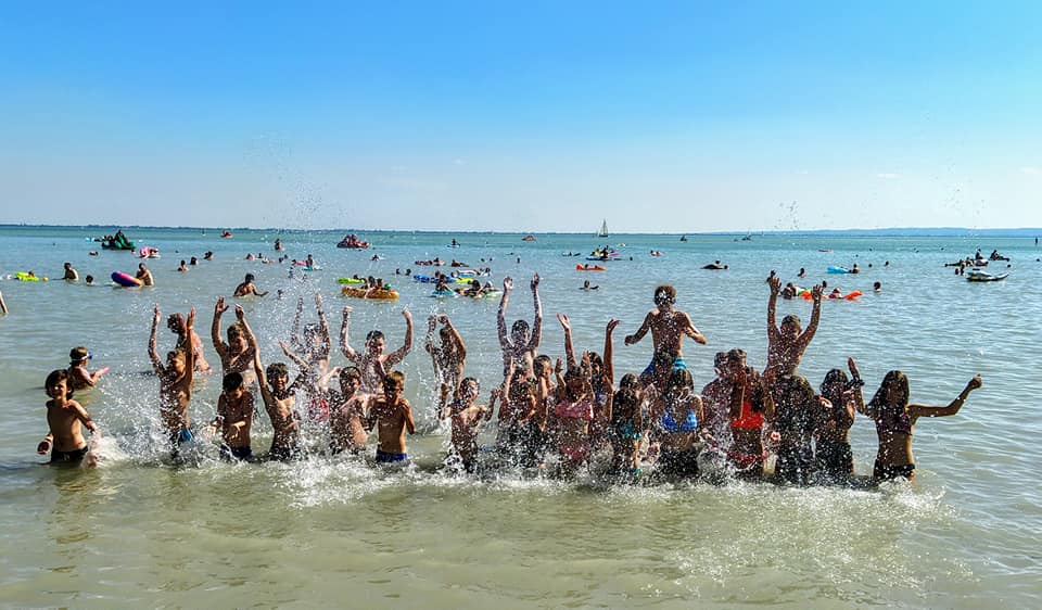 Élvezik a nyíregyházi diákok az önkormányzat Szigligeti tábort