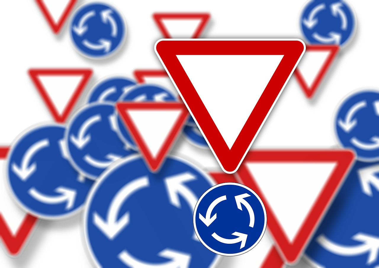 Kihelyezték a jelzőtáblákat a Család utca-Belső körút körforgalmában