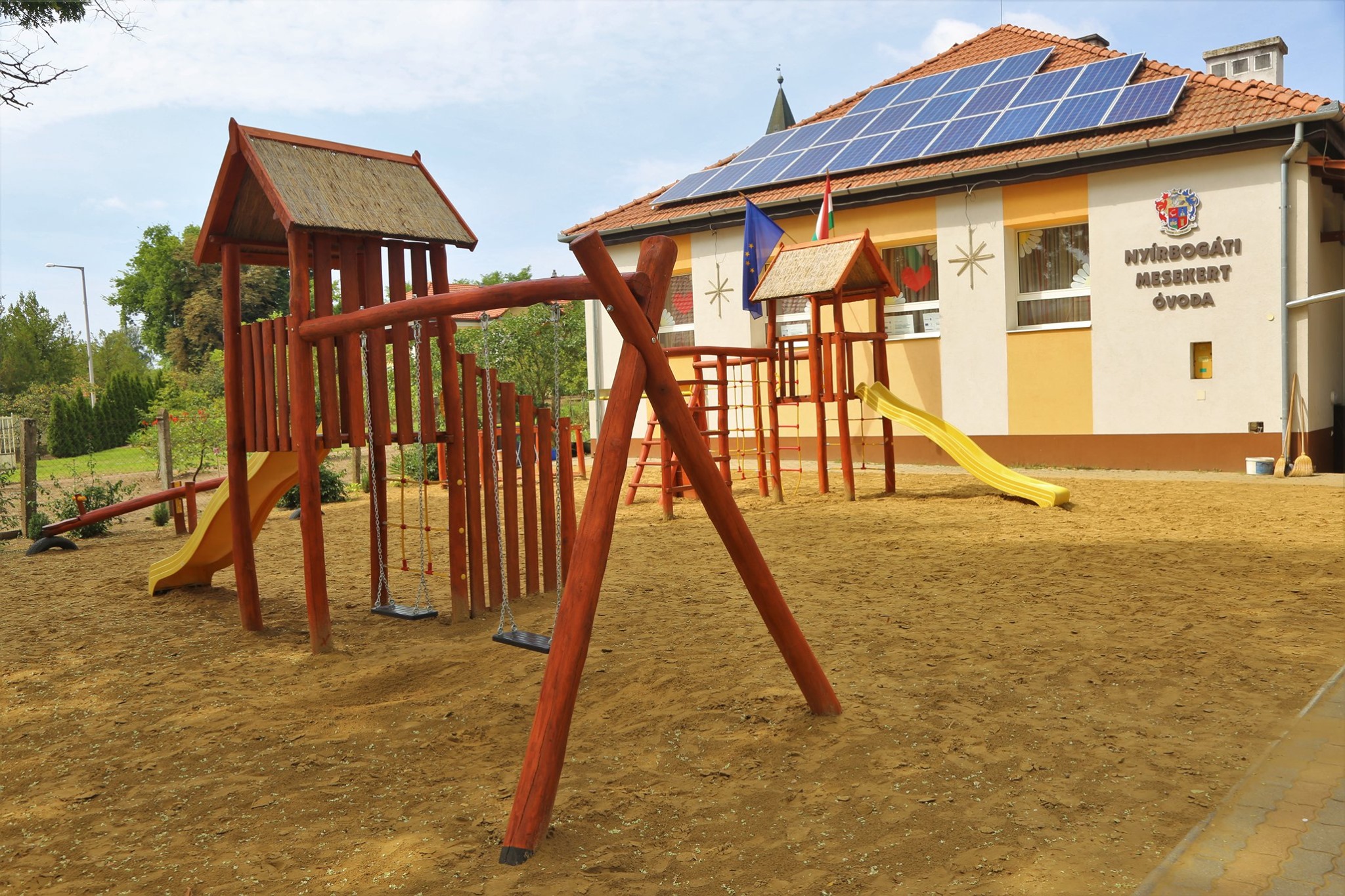 Új játszóudvart és kerítést kaptak a nyírbogáti ovisok