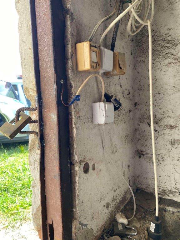 220 volttal védte az árut