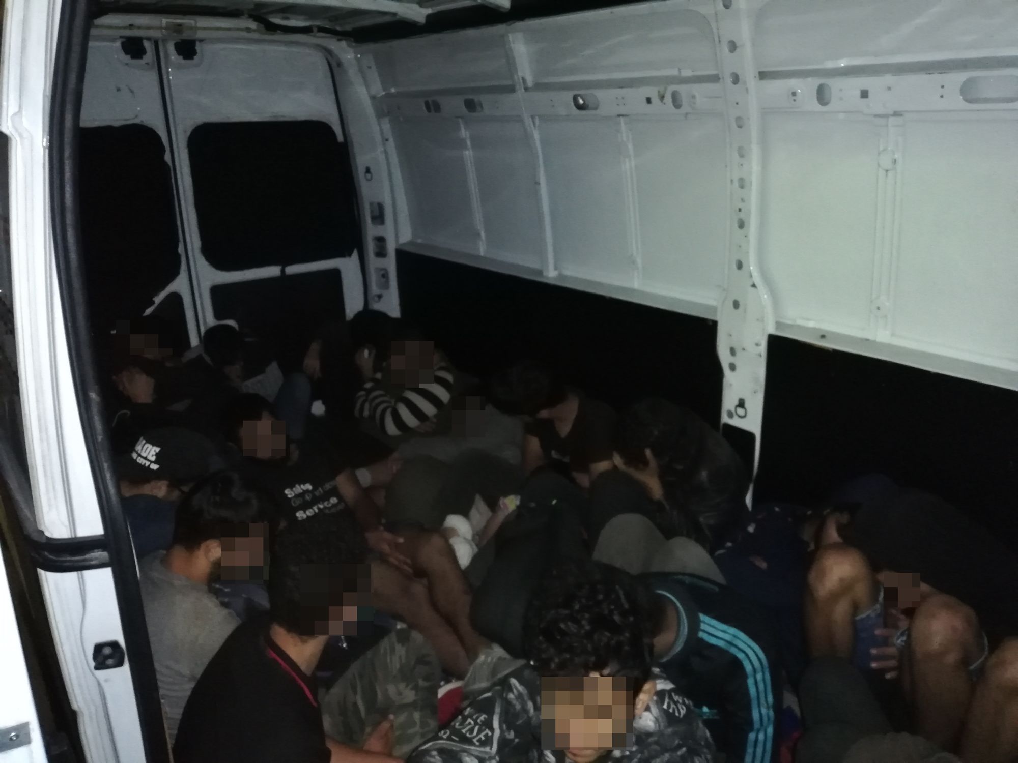 Őrizetben az M3-as autópályán elfogott embercsempész