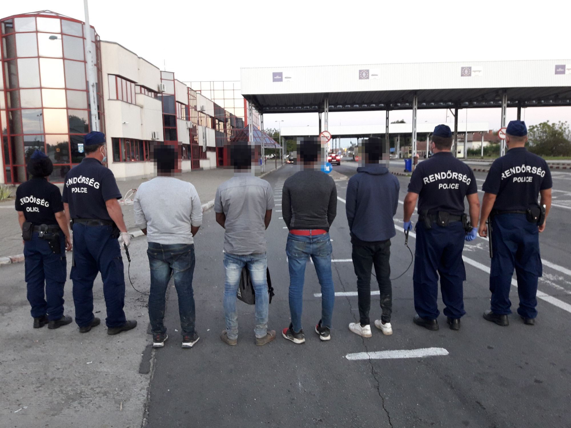 Átadták a rendőrök a srí lanka-i határsértőket