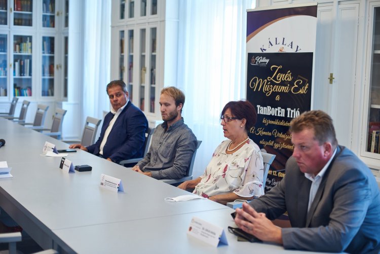 Zene, kiállítás és édesség minden mennyiségben - ezt kínálja a Kállay gyűjtemény