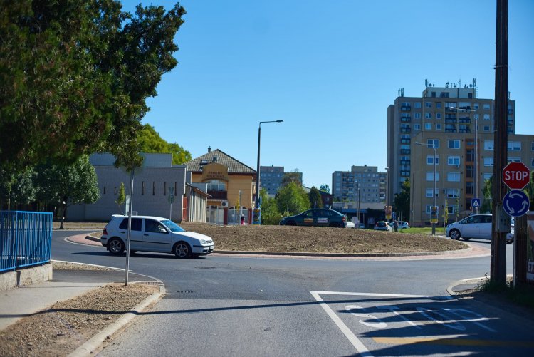 Hivatalosan is átadták Nyíregyháza két új körforgalmát a Család utcán