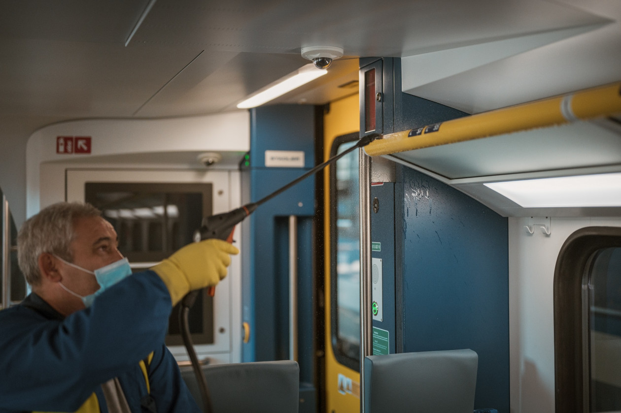 Fokozott fertőtlenítést vezetett be a MÁV és a Volánbusz