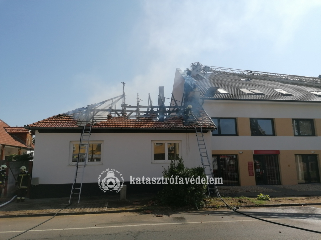 Lakóház tetőszerkezete égett Nyíregyházán