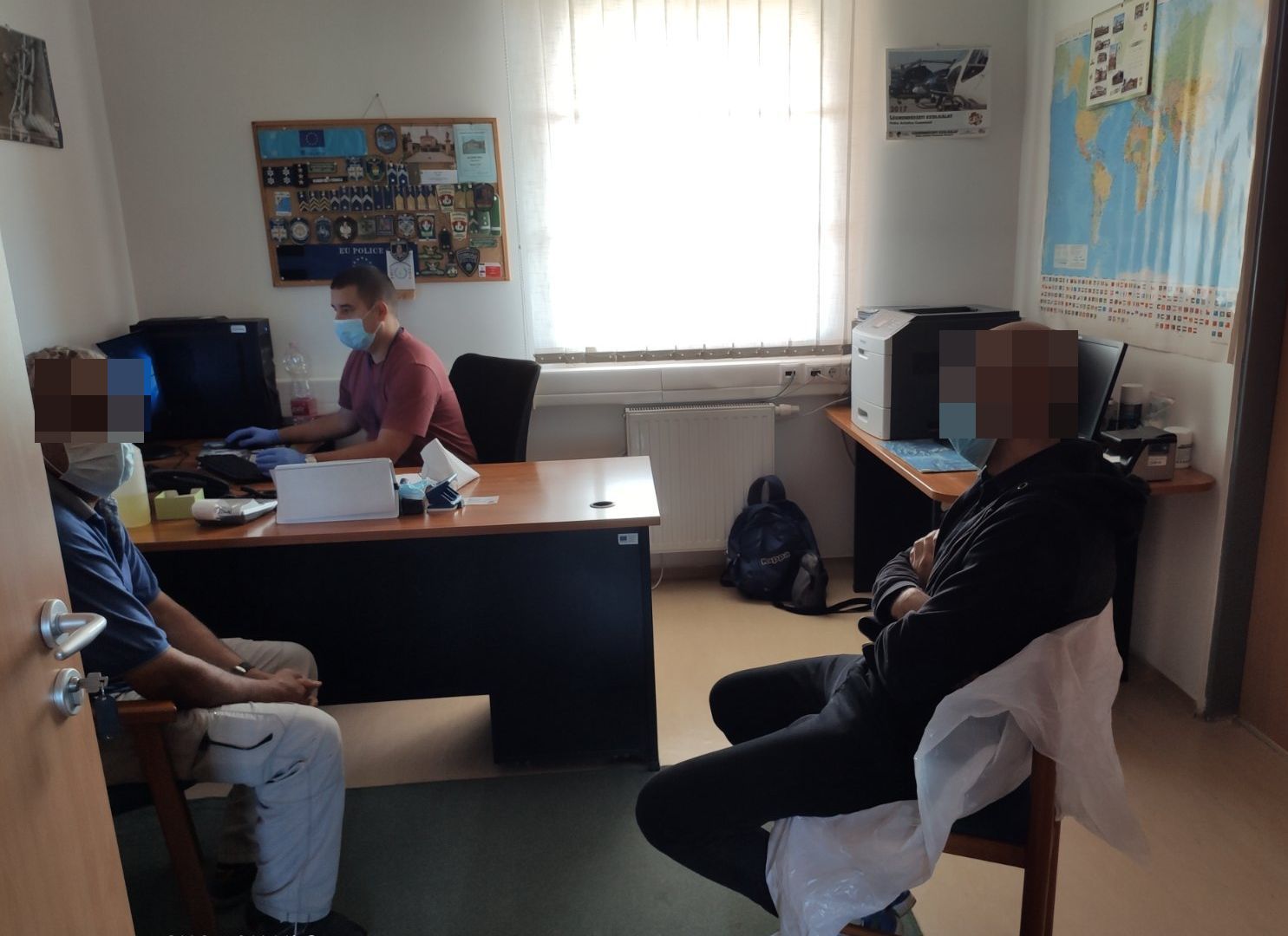 Embercsempészek őrizetben