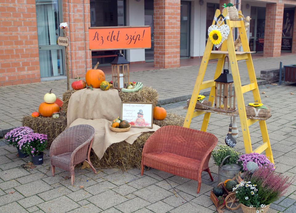 Hangulatos, őszi dekoráció díszíti Nagykálló főterét