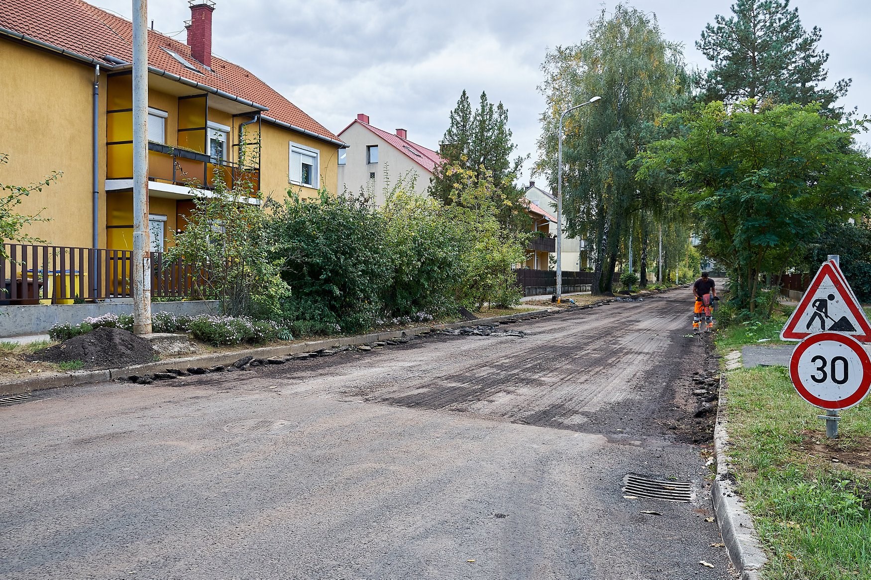 Zajlik az útjavítás városszerte Nyíregyházán