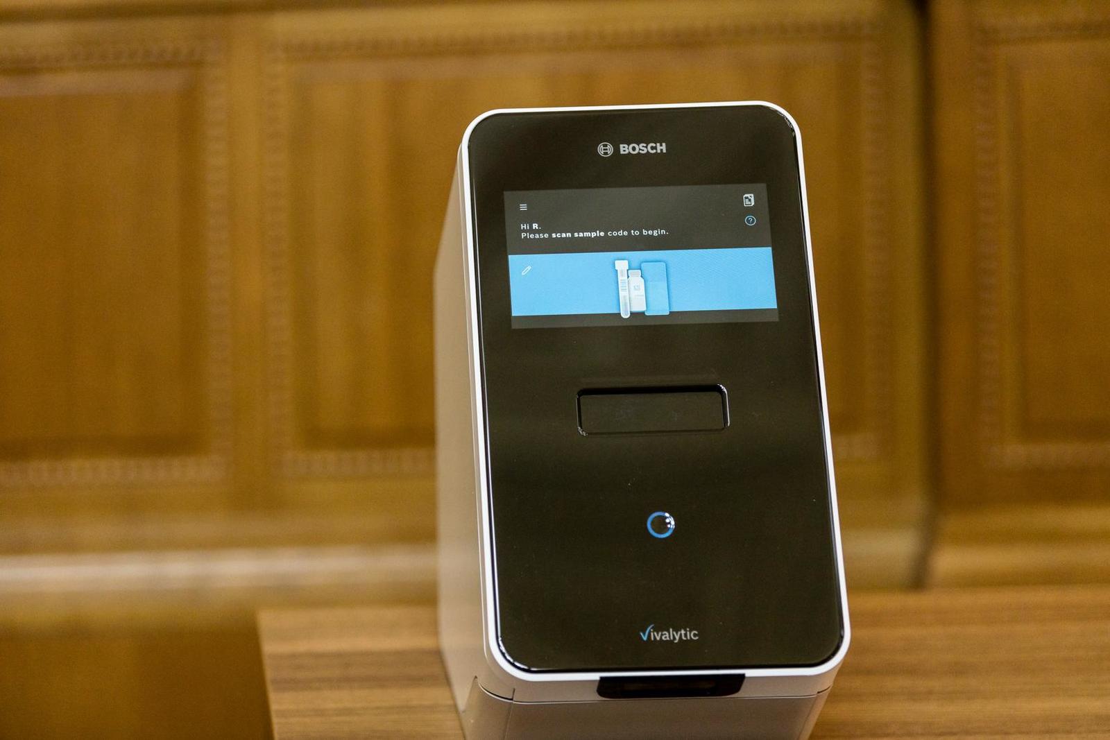 Használják az ajándékba kapott tesztelő gépet a megyei kórházakban