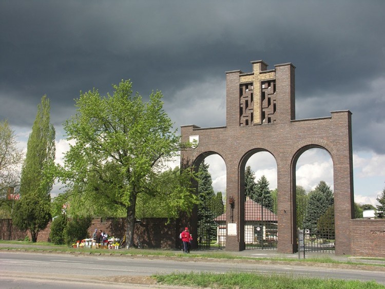 Már a hosszú hétvégén is hosszított nyitvatartás lesz a temetőkben