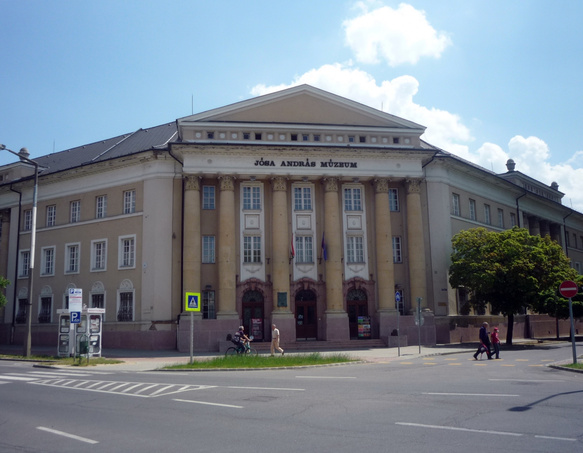 Befejeződtek az aszfaltozási munkálatok a Bessenyei tér keleti oldalán
