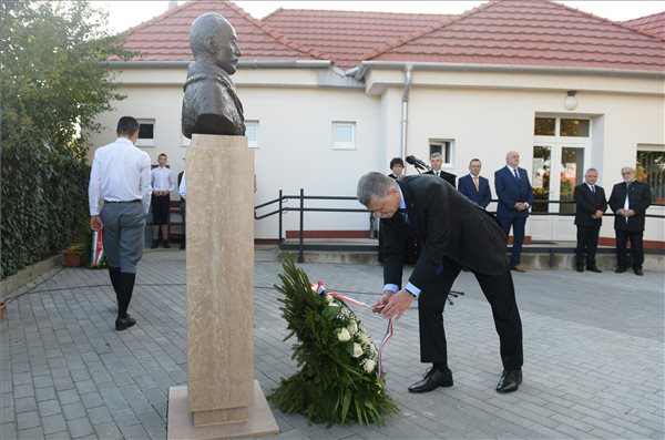 Egykori miniszterelnöknek állítottak szobrot Cégénydányádon