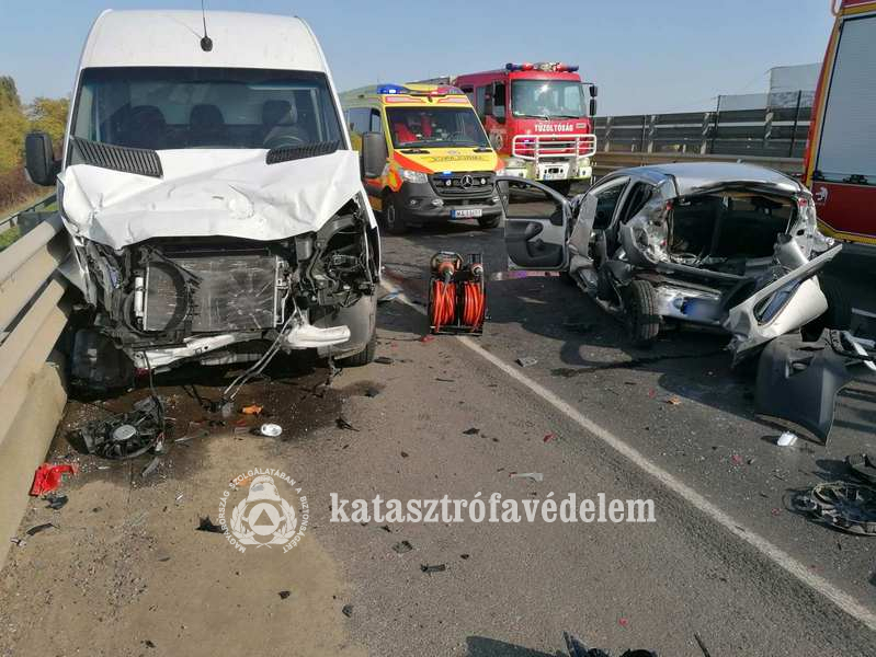 Beszorult, sérült utasok