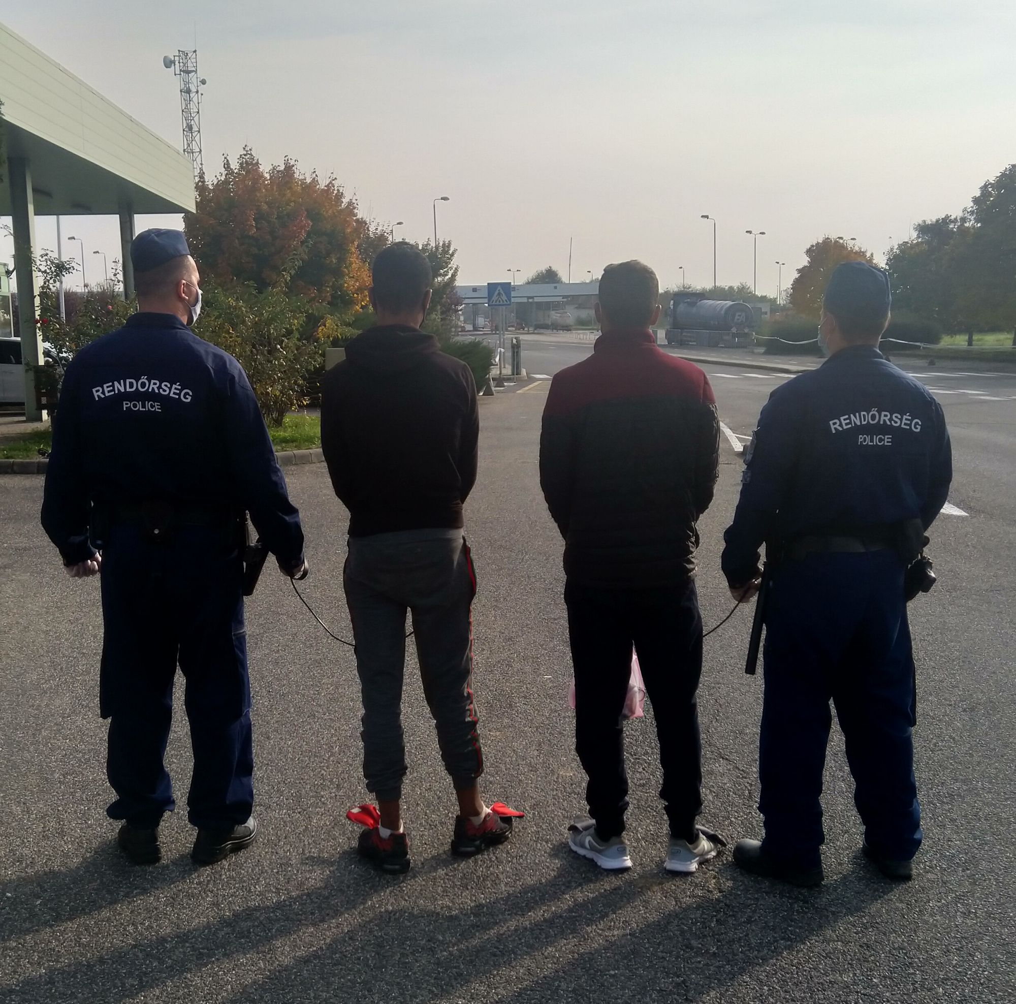 Átadták a rendőrök a Csengersima külterületén elfogott határsértőket
