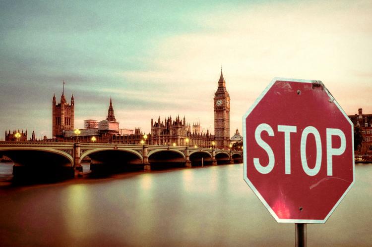 Anglia egy hónapra bezár