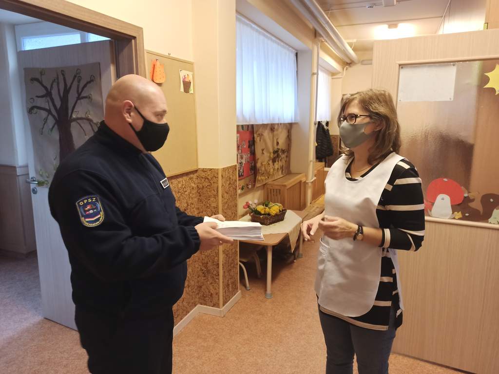 Foglalkoztató lapokat kapott két örökösföldi óvoda a polgárőröktől