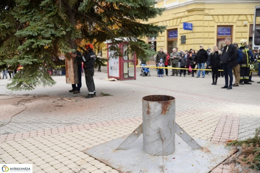 Hamarosan elfoglalhatja méltó helyét Nyíregyháza karácsonyfája