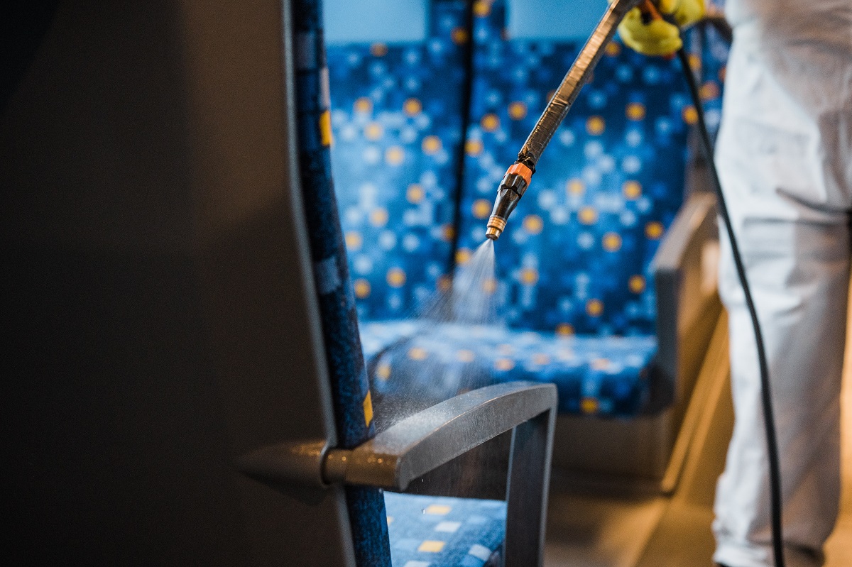 Naponta fertőtlenítik a vonatokat, buszokat