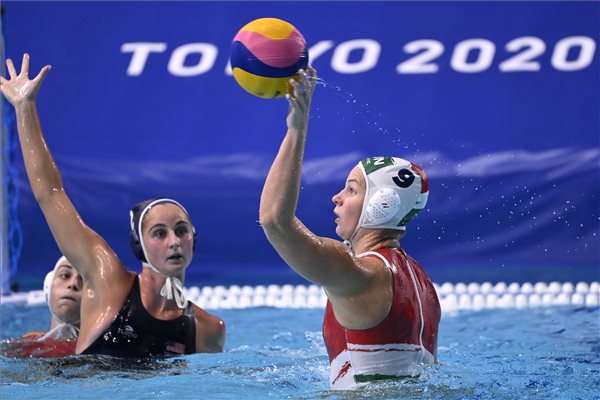 Egy góllal legyőzte a címvédő amerikaiakat a női vízilabda-válogatott