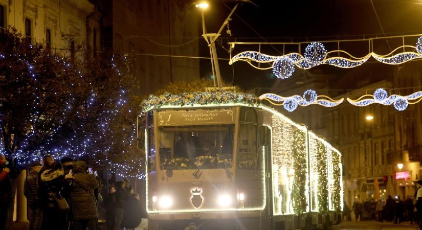 Fényárba borult a belváros és meggyújtották Debrecen adventi koszorújának első gyertyáját 