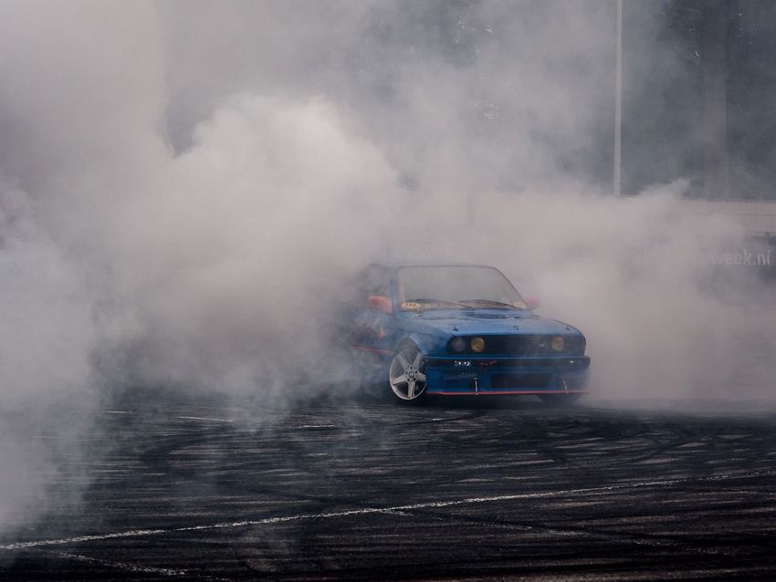 Azonnal őrizetbe került a driftelő autós