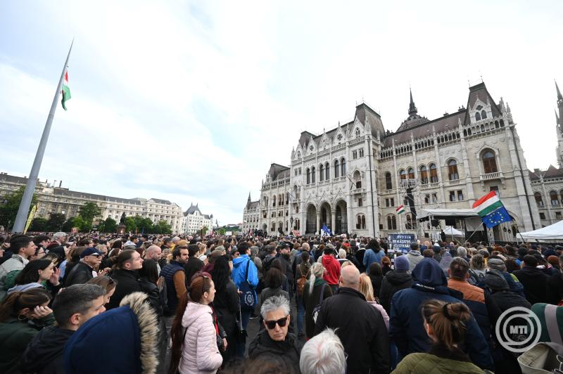 A közéleti átláthatóságról szóló törvény ellen tüntettek Budapesten