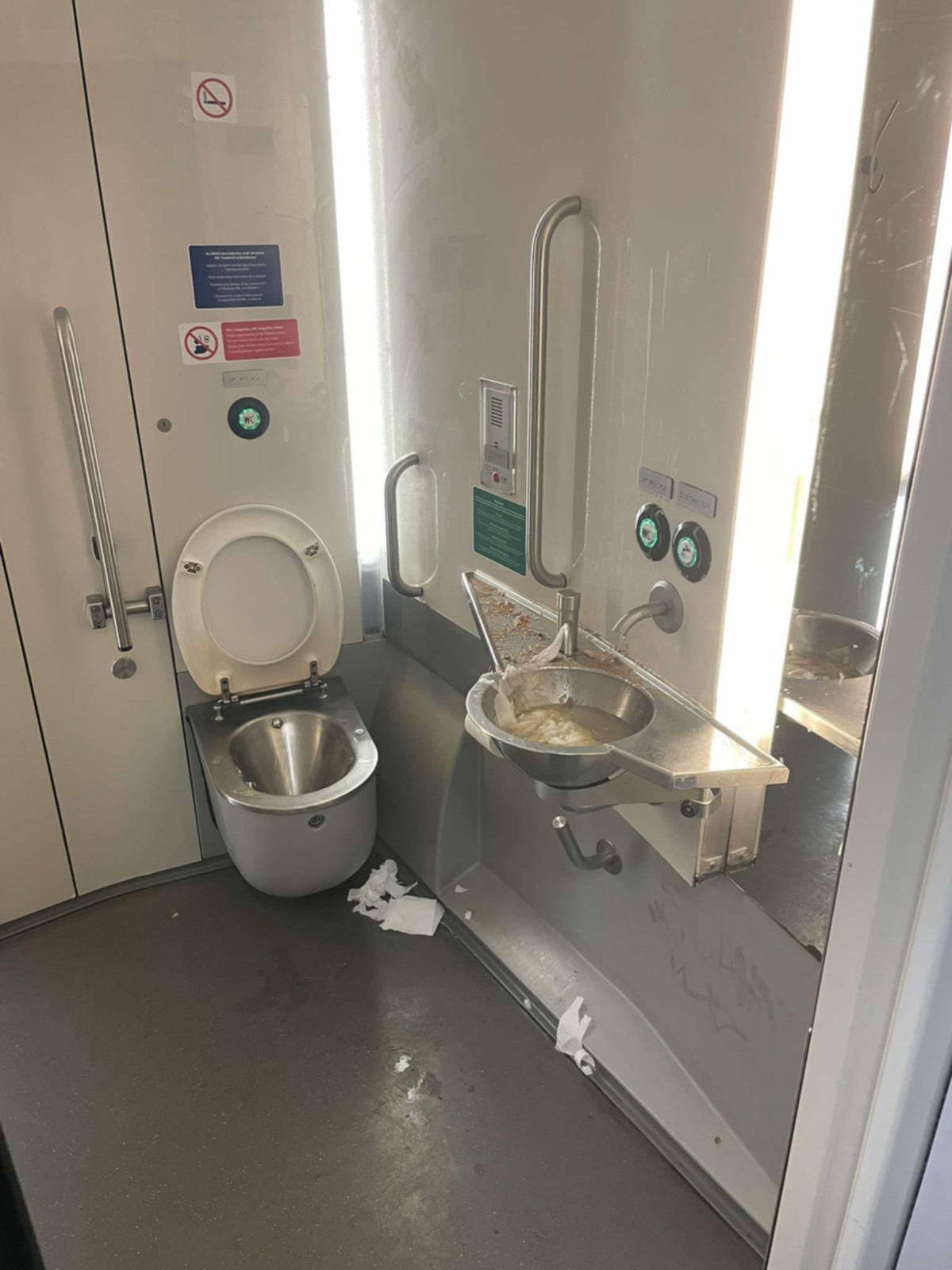Pisiszünet miatt állt meg az Intercity, minden WC elromlott a vonaton