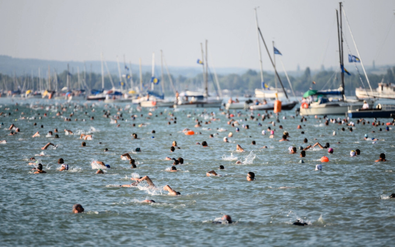 Rekordot döntött a Balaton-átúszás