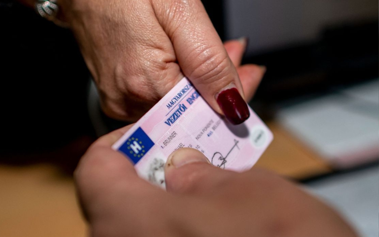 Fizetős lett a jogsihosszabbítás
