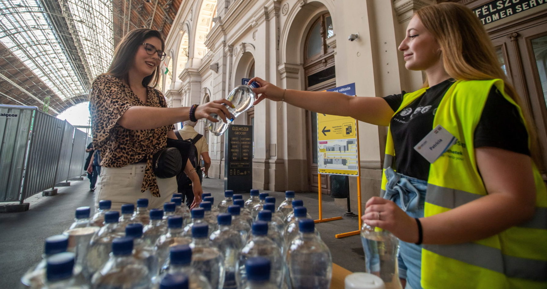 Díjmentes ásványvíz a MÁV-tól és a Volántól