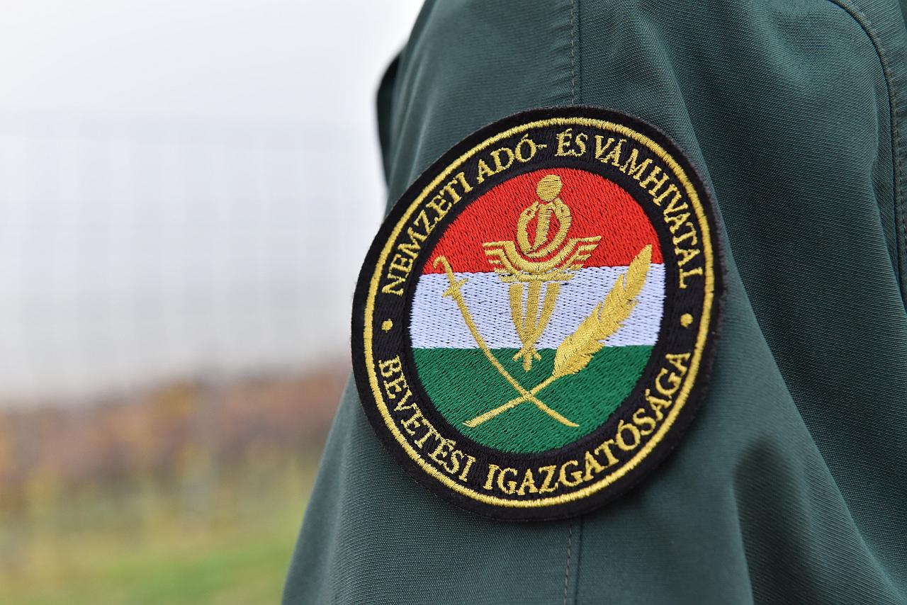 Vadászik a NAV az illegális dohányra