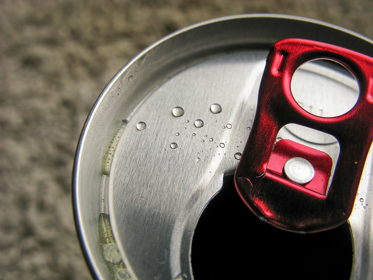  Visszahívnak egy amerikai energiaitalt, mert tévedésből vodkával töltötték meg a dobozát.