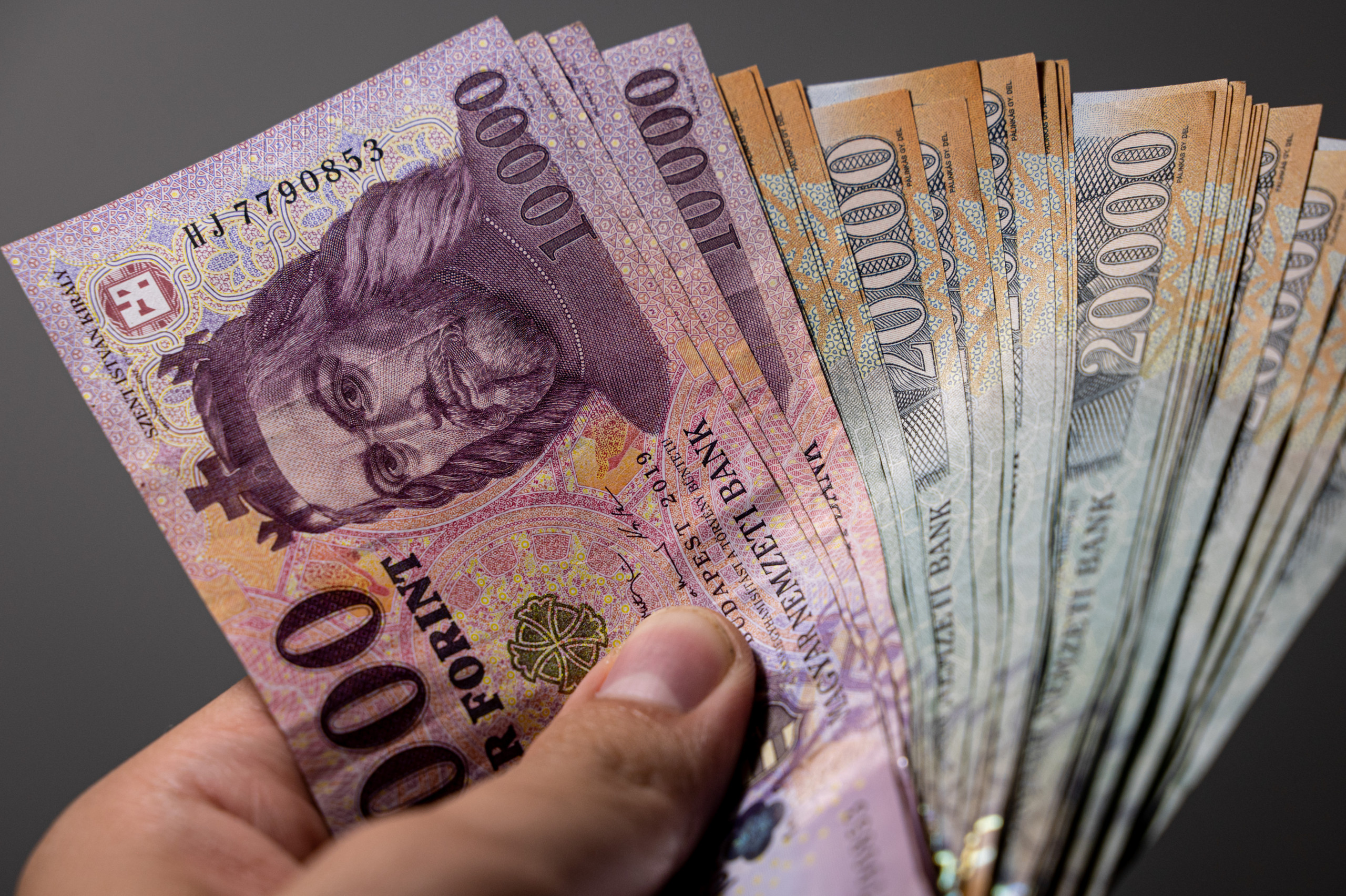 Már több szektorban is egymillió forint felett van a bruttó átlagbér