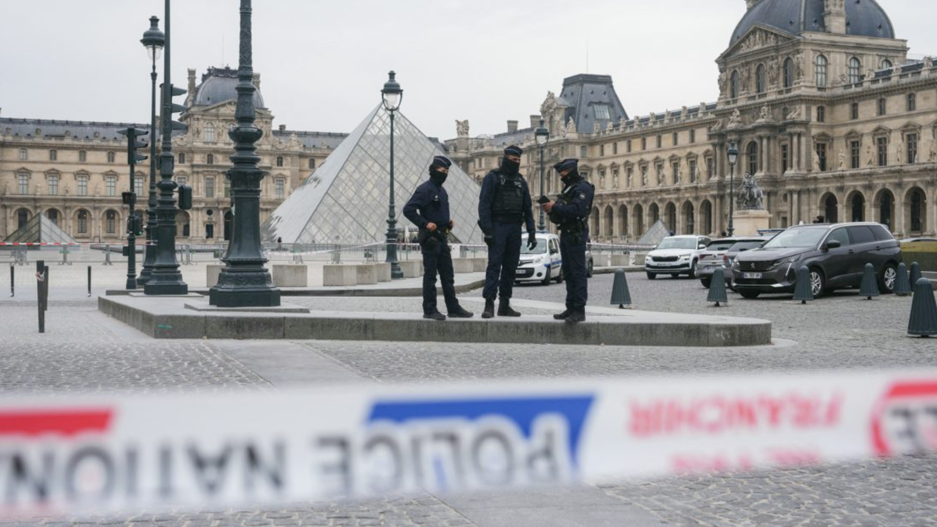 Filmbe illő koronaékszer-lopás a Louvre-ban – milliárdos kár, felelősöket keresnek