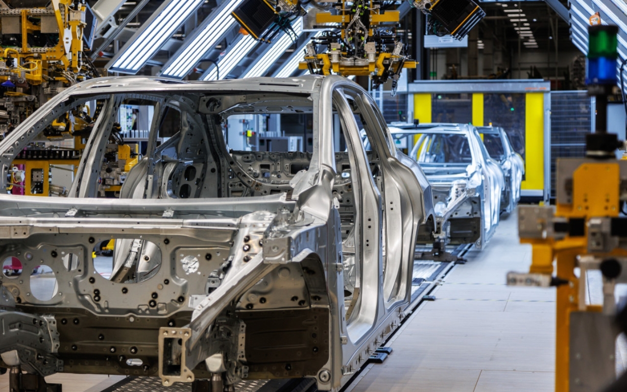 Sorban állnak a BMW-ért