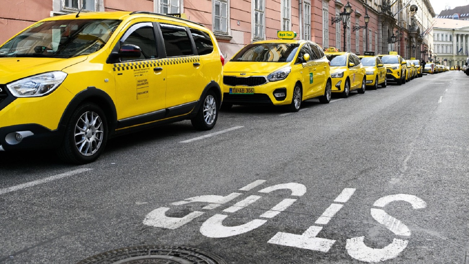 Háromnapos taxis blokád kezdődött Budapesten