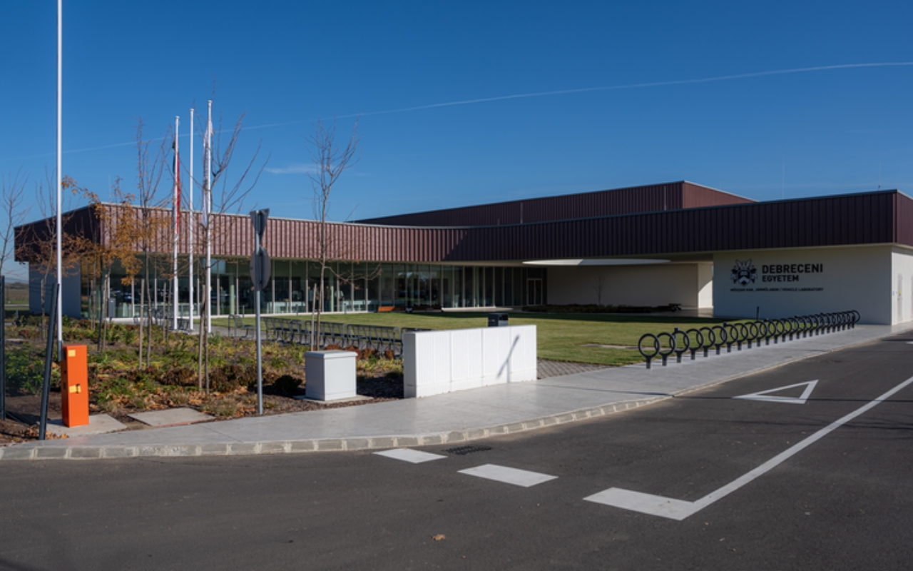 Átadták a Járműlabort