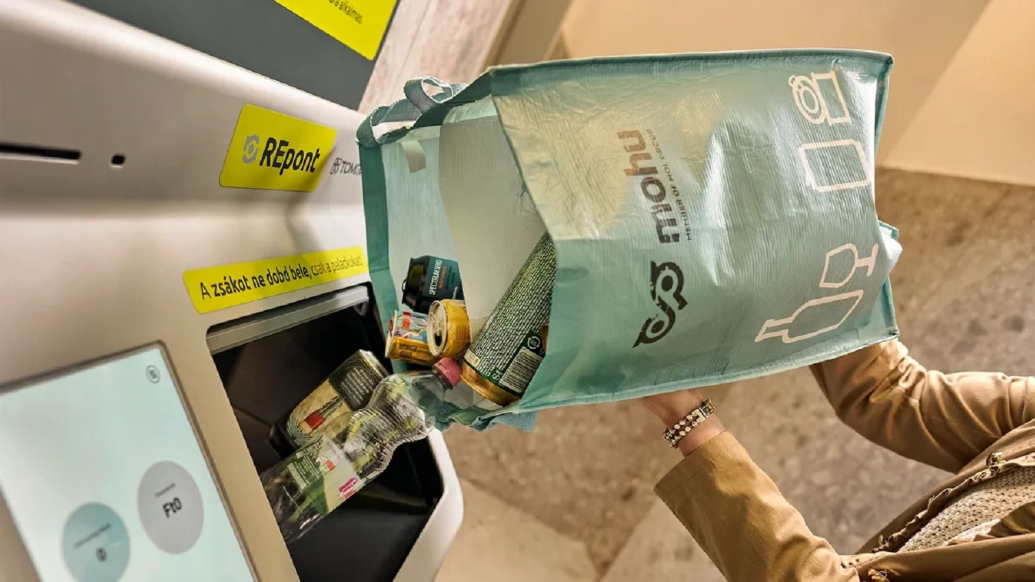 Jön a palacktömeges automata, ami 100 darabot is kezel percenként