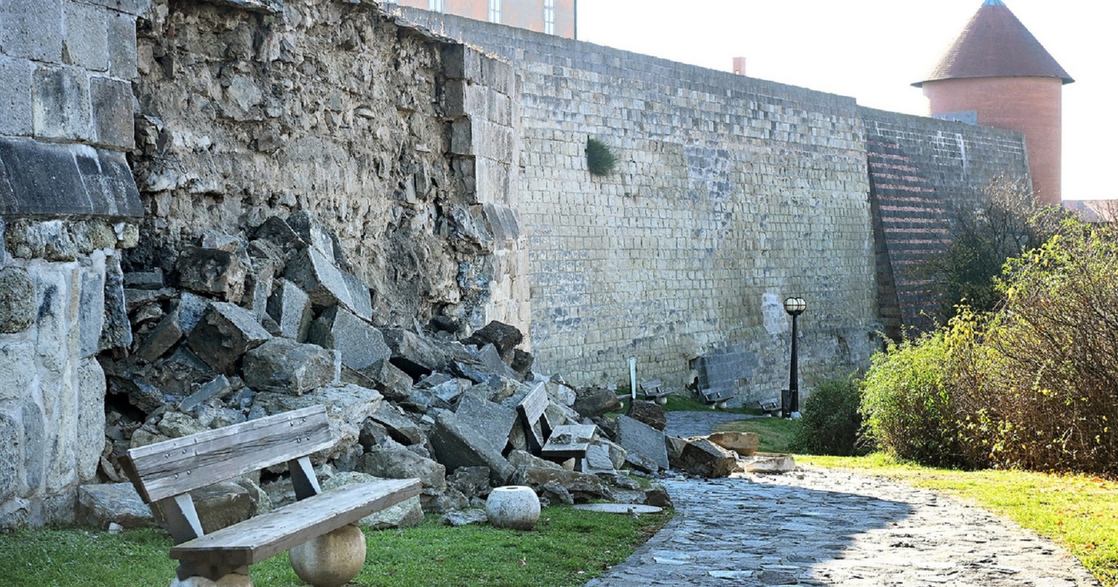 Omlás az Egri Várnál: Leomlott a Föld-bástya külső fala, lezárták a sétányt