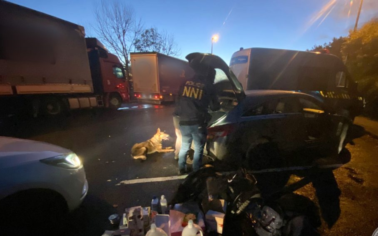 Mosószeres flakonban csempésztek drogot Hollandiából