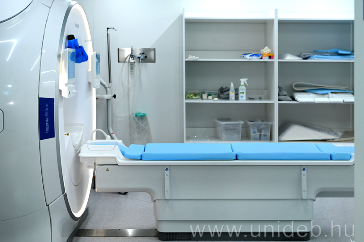 Mesterséges intelligenciával támogatott MR-berendezést adtak át Debrecenben