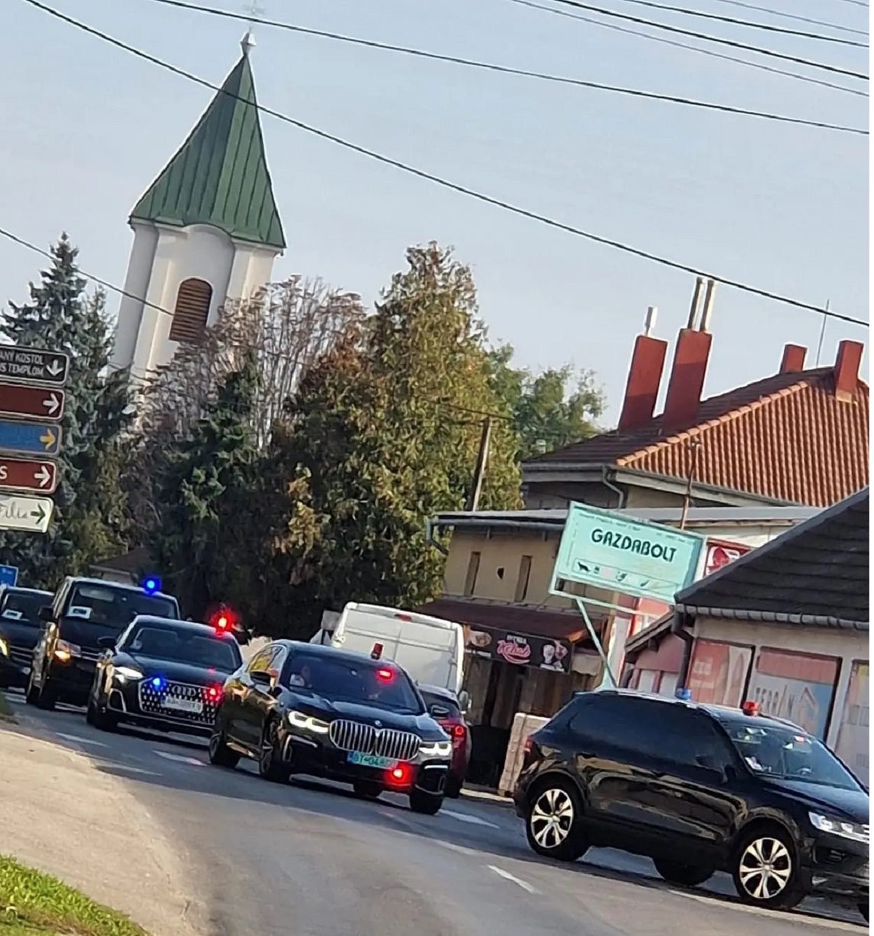 Balesetet szenvedett Orbán Viktor konvojának egyik járműve